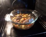 Une image de l'étape 5 de Cuisses de poulet, pommes de terre et carottes, cuites au four.
