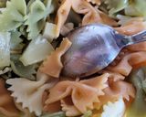 Foto del paso 8 de la receta: Ensalada de pasta con bonito, langostinos y frutas