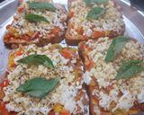 ब्रेड पिझ्झा (Bread pizza Recipe In Marathi) रेसिपी स्टेप 7 फोटो 