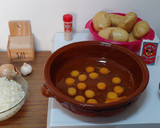 Foto del paso 1 de la receta: Tortilla hostelera, patatas y cebolla o con ajos tiernos