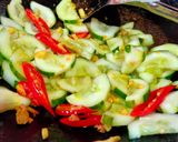 Foto langkah ke 4 dari resep Tumis Timun Bumbu Bawang Putih (Resep Ko Eddy) ala Chef Muhammad.