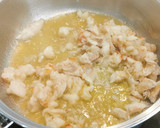 Foto del paso 5 de la receta: Cazuelitas de Merluza y Gambas con Bechamel gratinada