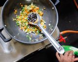 A picture of step 2 of Manchow soup.