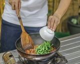 รูปขั้นตอนการทำที่ 9 ของ หมูสามชั้นผัดพริกแกงถั่วฝักยาว กินกับข้าวสวยร้อนๆ อร่อยมาก