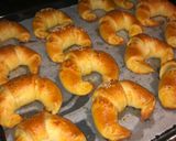 Füstölt sajtos, magvas mini kiflik recept fázis 11 fotója