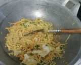 Foto langkah ke 6 dari resep Mie Tumis Azka.