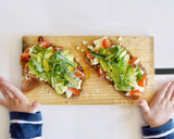 Foto del paso 4 de la receta: Brusquetas con Queso Feta, Aguacate y Tomate | @DarixLAB