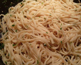 Foto del paso 8 de la receta: Linguines de limón salteados con frutos secos y marisco al ajillo con alcachofas