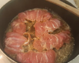 Foto del paso 3 de la receta: Pollo con tocino entreverado y salsa de vino