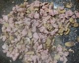 Foto del passaggio 3 della ricetta Pasta al forno con besciamella alla zucca, salsiccia e funghi
