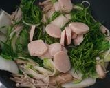 รูปขั้นตอนการทำที่ 2 ของ ผัดชะอมผักกาดลูกชิ้นไก่