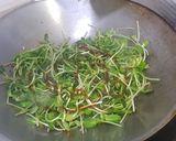 รูปขั้นตอนการทำที่ 2 ของ ผัดต้นอ่อนทานตะวันราดเต้าหู้ไข่ทอด