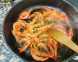 Foto del paso 3 de la receta: Ous trencats amb gules, sèpia i gamba vermella