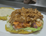 Foto del paso 10 de la receta: Arepa🥯de mazorca🌽rellena de pollo🍗, ensalada y salsa🍎tártara liviana🧆🥙🫓