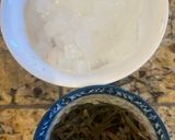 Hình bước làm 2 của món Chè Hồng khô táo đỏ, nấu từ nước hoa Đậu biếc