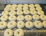 Foto langkah ke 5 dari resep Donat Maizena.