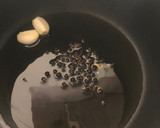 Foto del paso 3 de la receta: Muslos de pollo en salsa con cerveza 🍺