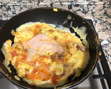 Foto del paso 4 de la receta: Tortilla rellena de tomate y pechuga de pavo