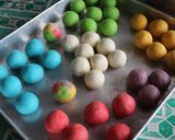 Foto langkah ke 2 dari resep Kelepon Rainbow Tanpa Air Kapur Sirih.