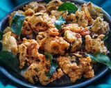 A picture of step 4 of Rava/sooji pakoda.