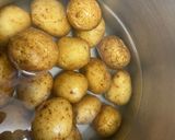 A picture of step 1 of Baby potatoes fry.