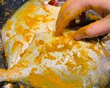Hình bước làm 3 của món Cá chim biển trắng chiên nghệ và canh hầm đậu củ quả