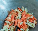 Foto langkah ke 3 dari resep Tumis Kembang Kol dan Wortel.