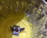 A picture of step 3 of Mango rose cup cakes.