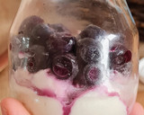 Foto del paso 4 de la receta: Postrecito en frasco, para picnic, saludable y low carb ☀️ Petit suisse con arándanos congelados 🫐