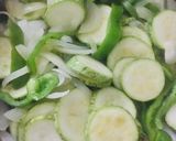 Foto del paso 2 de la receta: TARTA DE 🥒ZUCHINIS🥒 Y 🧀🧀QUESOS🧀 (en horno eléctrico)