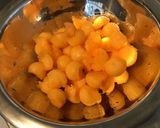 Une image de l'étape 2 de Salade de melon au jambon cru,feta grecque et petits oignons marinés.