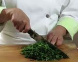 Foto del paso 1 de la receta: Ensalada de espinaca ¡No lo tires!