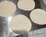 A picture of step 2 of Tandoori Roti.