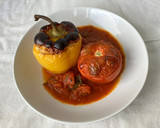 Foto del paso 11 de la receta: Pimientos y tomates rellenos de arroz en salsa de tomate al horno al estilo griego