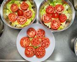Foto del paso 1 de la receta: Ensaladita florida de tomate y atún con colchón de lechuga