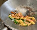 รูปขั้นตอนการทำที่ 1 ของ กุ้งผัดข้าวโพดอ่อน