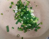 Foto del paso 1 de la receta: Arepas de cebollín rellenas de queso