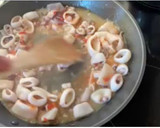 Foto del paso 3 de la receta: Fideuà de calamares con alioli de ajo negro