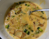 Foto del paso 5 de la receta: Tortilla de patata con calabacín y ajos tiernos