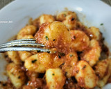 Foto del paso 6 de la receta: Ñoquis de patata con salsa casera de tomate y especias de pesto