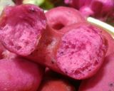Foto langkah ke 7 dari resep Donat Buah Naga merah.