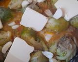 Foto del paso 4 de la receta: Pollo, coles de Bruselas al vino, cebolla y morrones rehogados