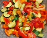 Foto del passaggio 1 della ricetta Rosti di zucchine e verdure miste saltate