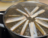 Foto del paso 7 de la receta: Arroz negro y navajas con mojo de cilantro