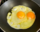 Foto del paso 2 de la receta: Sándwich de carne y huevo 🍳