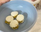 Hình bước làm 1 của món Sandwich kẹp chuối cho bé