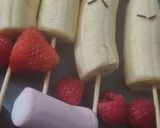 Foto del paso 2 de la receta: Plátanos navideños con fresas frambuesas y nubes