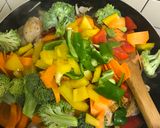 A picture of step 4 of Chicken drumsticks with vegetables.