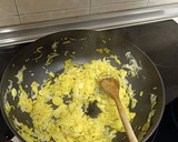 Foto del paso 2 de la receta: Sopas de ajo con cebolla y puerro caramelizados y queso de cabra