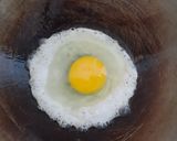Foto langkah ke 2 dari resep Telur Ceplok Kuah Santan.